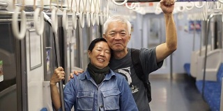 亚洲老年人利用公共交通工具做退休旅行旅行