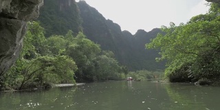 在越南河内下龙湾，从第一人称在船上看到的河流和岩洞