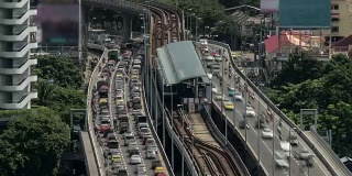 延时拍摄多层次的交通道路，铁路和火车站。泰国曼谷