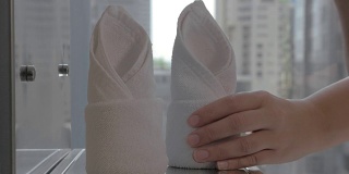 在酒店浴室放置干净的毛巾