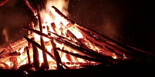乌克兰，人们在篝火旁庆祝伊万库帕拉节