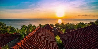 FullHD间隔拍摄。日出俯瞰平房屋顶和印度洋。2015年7月15日，印度尼西亚巴厘岛