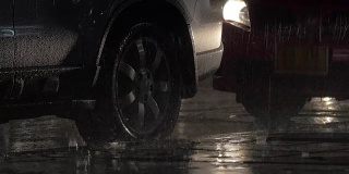 晚上在雨中停放的汽车