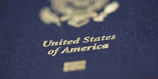 极端CU多莉拍摄的美国护照，浅景深