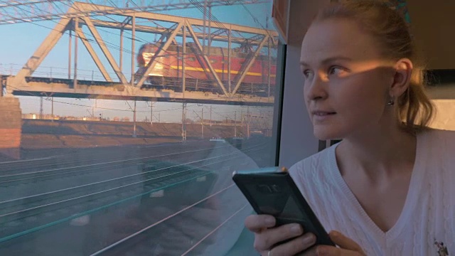 在俄罗斯圣彼得堡，火车上坐着年轻的女孩，看着窗外