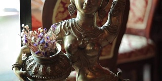美丽的印度小雕像和餐馆里的女孩