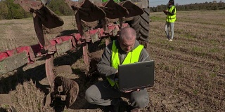 农民用电脑犁地