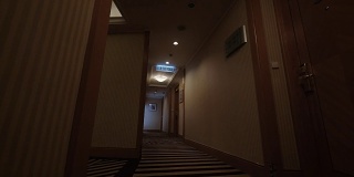 沿着酒店走廊走到有灯的出口标志。中国香港