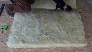 建筑者切割房屋保温材料岩棉视频素材模板下载