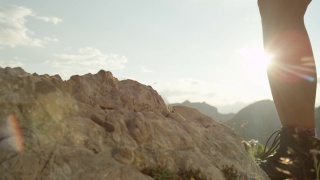 近距离观察:女人徒步岩石山在舒适的新登山靴视频素材模板下载