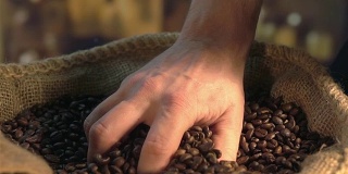 两段抓取咖啡豆的慢动作视频