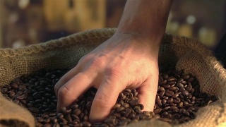 两段抓取咖啡豆的慢动作视频视频素材模板下载