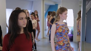 在模特学校里，妇女们正站着为时装秀做准备视频素材模板下载