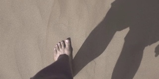 两段人在沙滩上行走的视频——真正的慢镜头
