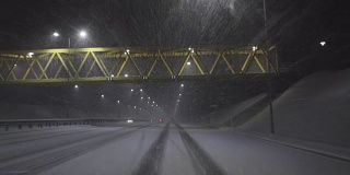 晚上在雪地里在高速公路上开车