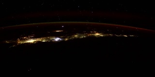 来自国际空间站的地球和意大利。这段视频由美国宇航局提供。意大利点亮夜灯