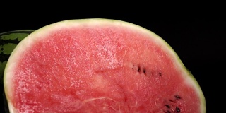 切片西瓜，红色果肉在黑色的背景