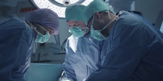 医疗队在现代手术室进行外科手术