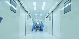 医院急救小组抬着病人担架穿过医院大厅