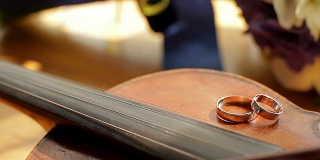 结婚戒指在小提琴上。