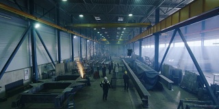 一个重工业工厂里的工人和飞溅的火花。