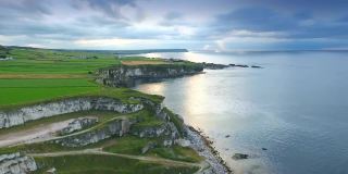 爱尔兰的大海和悬崖的空中风景
