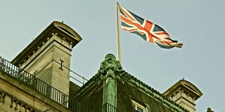 皮卡迪利大街的清晨街景与英国国旗。