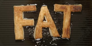 在烤架上用油煎胖字母(俯视图)