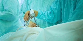 外科医生团队在医院手术室进行手术。
