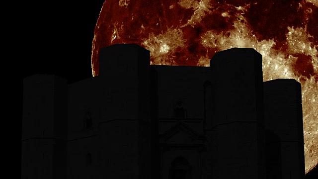 外面是蒙特城堡的剪影，月亮很大
