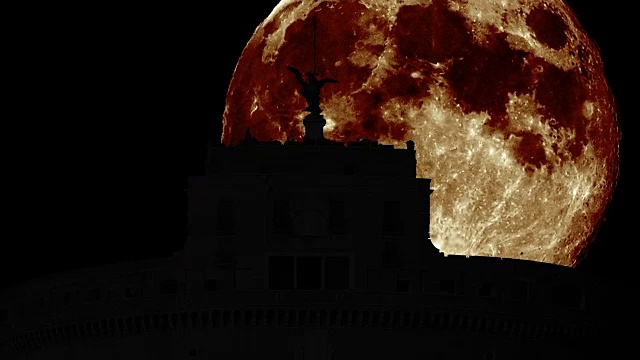 圣天使城堡的剪影和巨大的月亮