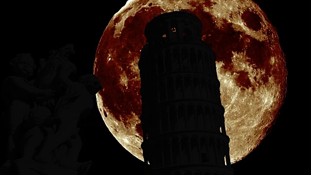 巨大的月亮映衬着比萨斜塔的轮廓
