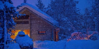 房子和汽车在黄昏森林和雪。UHD