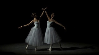 两个女孩跳芭蕾舞视频素材模板下载