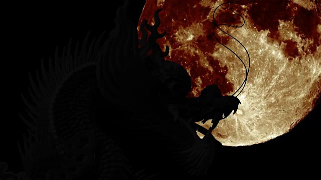 中国龙和巨大月亮的剪影