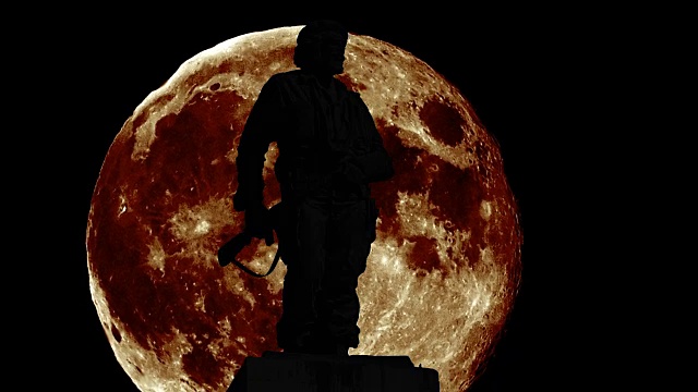切·格瓦拉的剪影和巨大的月亮