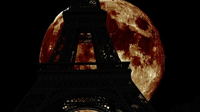 巨大的月亮映衬着埃菲尔铁塔的剪影