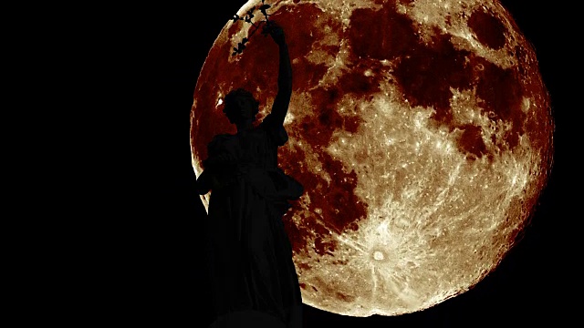 月亮巨大的玛丽安的剪影