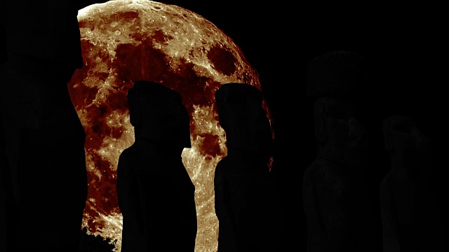 月亮巨大的摩埃石像剪影