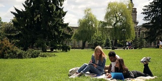 跨种族学生在户外学习。