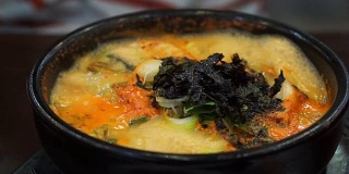 汤勺从韩国辣炖汤汤圆在火锅