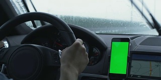 在驾驶室用绿色屏幕拍摄的手机。伟大的模型使用。