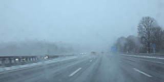 FPV:汽车在暴风雪中快速行驶，路面光滑，能见度低