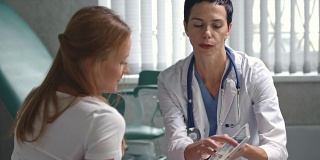 医生显示超声波平板孕妇