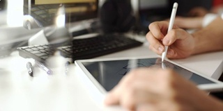 图形设计师工作与交互式笔显示，数字绘图板和笔在电脑上。平滑的跟踪拍摄与漂亮的背光镜头。20年代FullHD