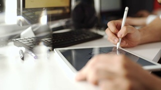 图形设计师工作与交互式笔显示，数字绘图板和笔在电脑上。平滑的跟踪拍摄与漂亮的背光镜头。20年代FullHD视频素材模板下载