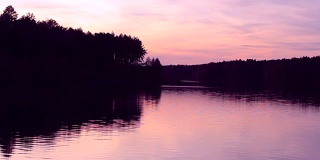 河上粉红色的夕阳