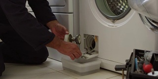 水管工维修家用洗衣机拍摄于R3D