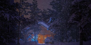 森林里的房子在晚上和下雪。UHD