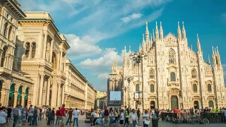意大利阳光明媚的一天米兰著名的大教堂前拥挤的全景4k时间流逝视频素材模板下载